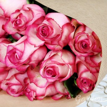 15 розовых роз в крафте
